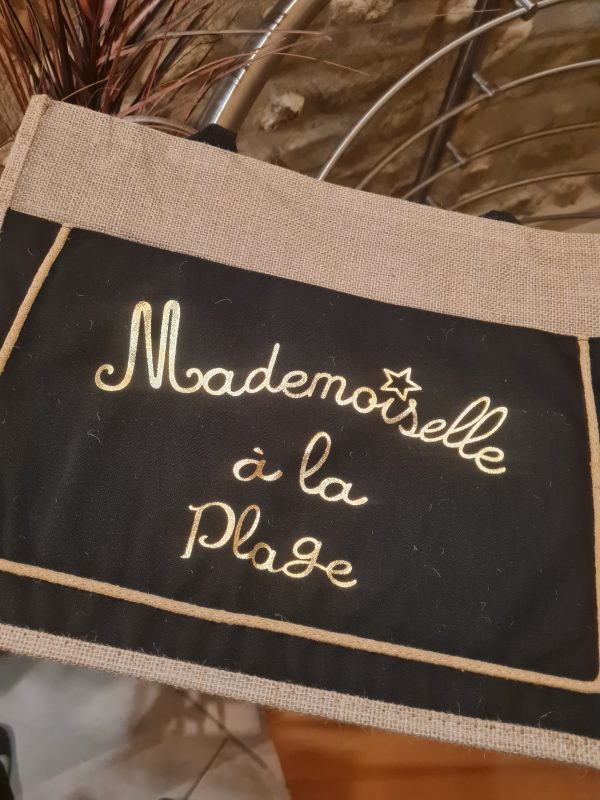 Sac cabas Grand modèle "Mademoiselle à la plage " - Aspect toile de jute - Noir - 45×30×7 cm – Image 3