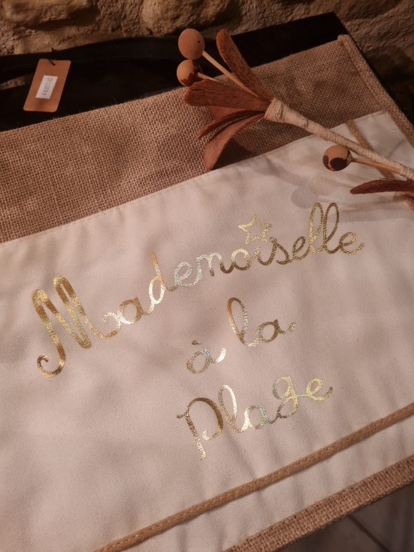 Sac cabas Grand modèle "Mademoiselle à la plage " - Aspect toile de jute- Blanc - 45×30×7 cm – Image 3