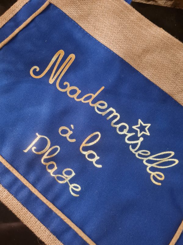 Sac cabas Grand modèle "Mademoiselle à la plage " - Aspect toile de jute - Bleu électrique - 45×30×7 cm – Image 3
