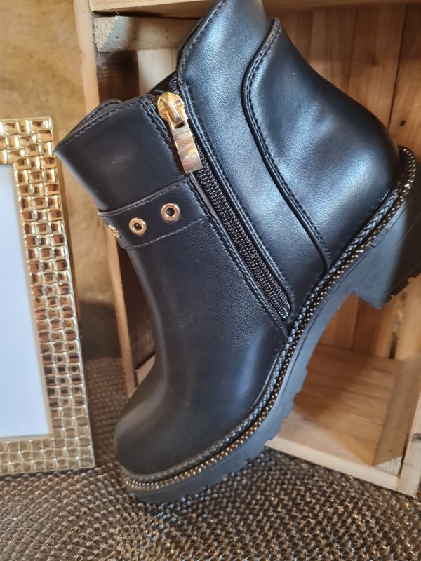 Boots noires avec boucle dorée – Image 3