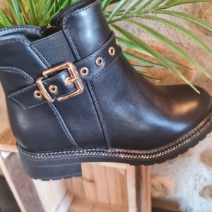 Boots noires avec boucle dorée