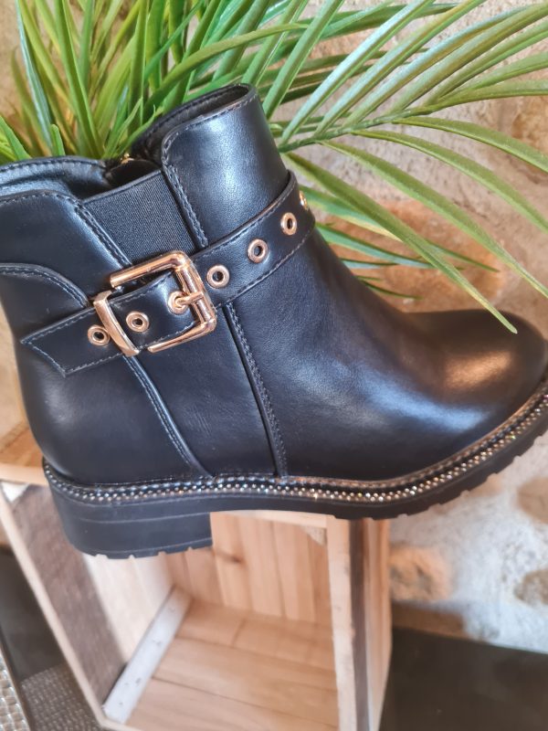 Boots noires avec boucle dorée