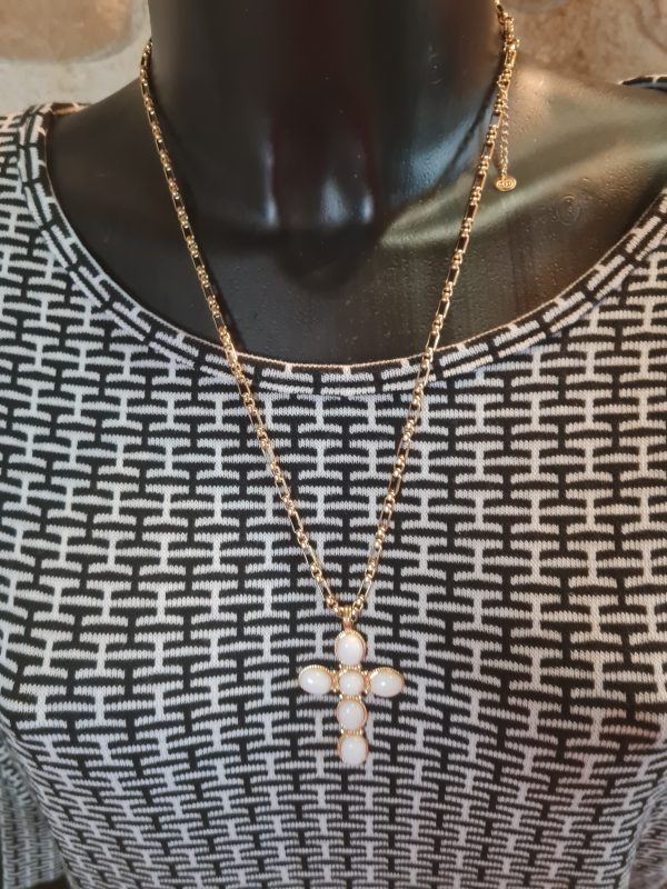Collier acier inoxydable doré avec une croix nacrée
