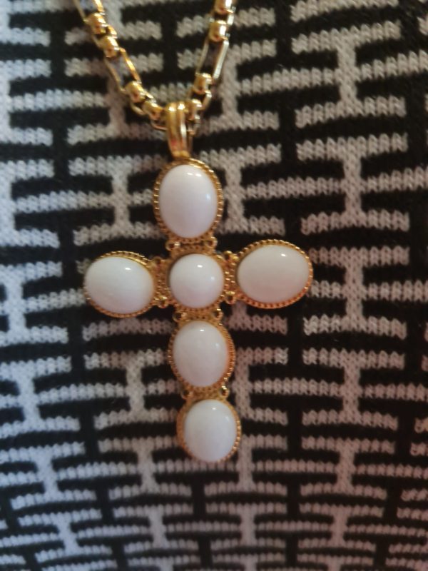 Collier acier inoxydable doré avec une croix nacrée – Image 2