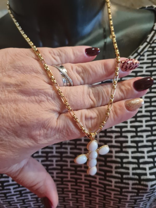 Collier acier inoxydable doré avec une croix nacrée – Image 3