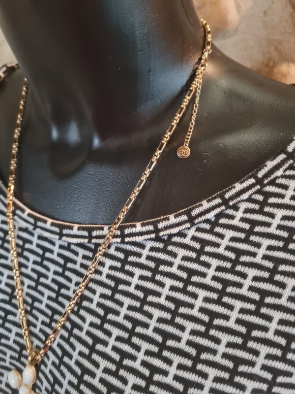 Collier acier inoxydable doré avec une croix nacrée – Image 4