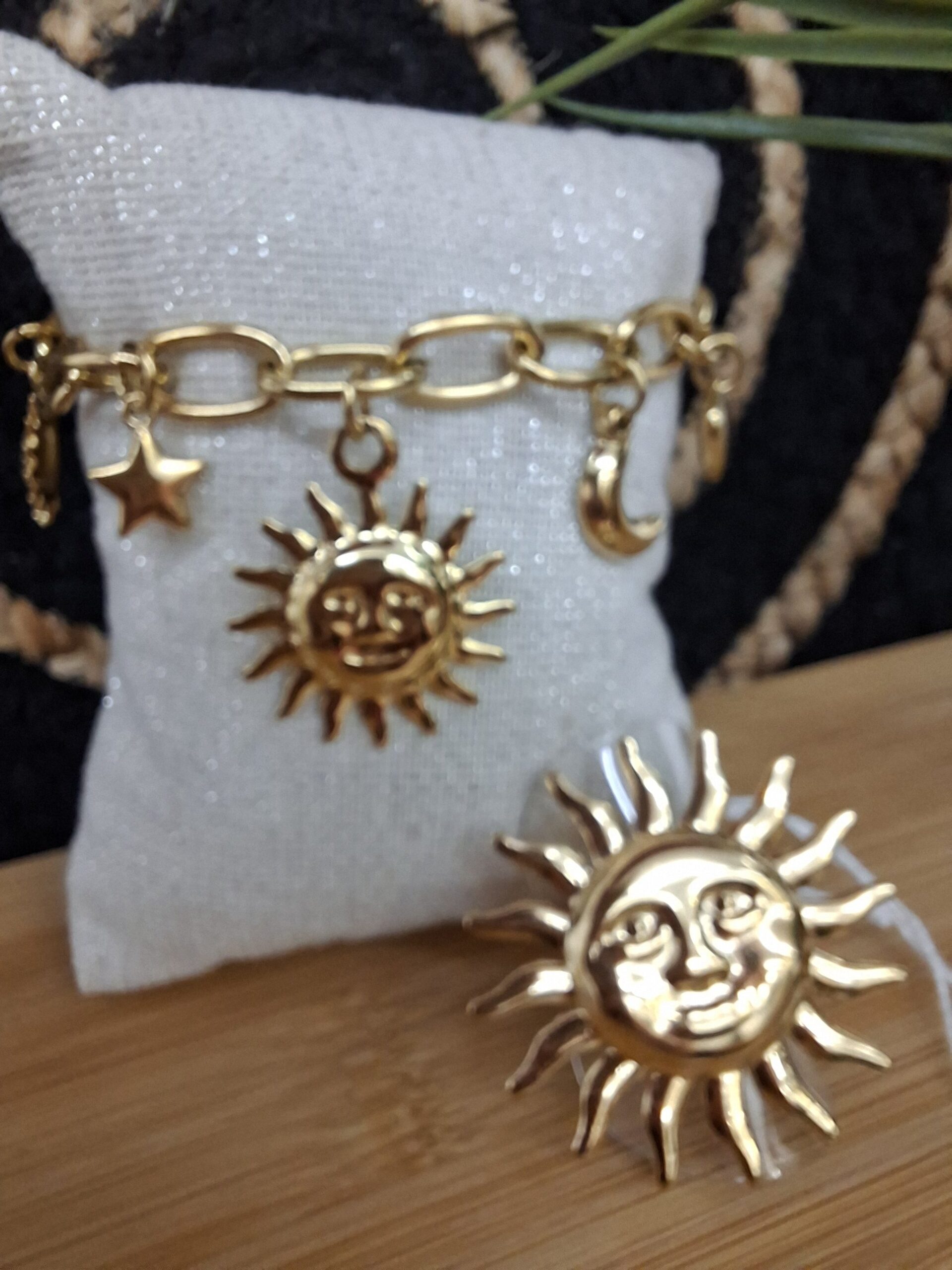 Bracelet doré Soleil 5 breloques - Acier Inoxydable – Image 2