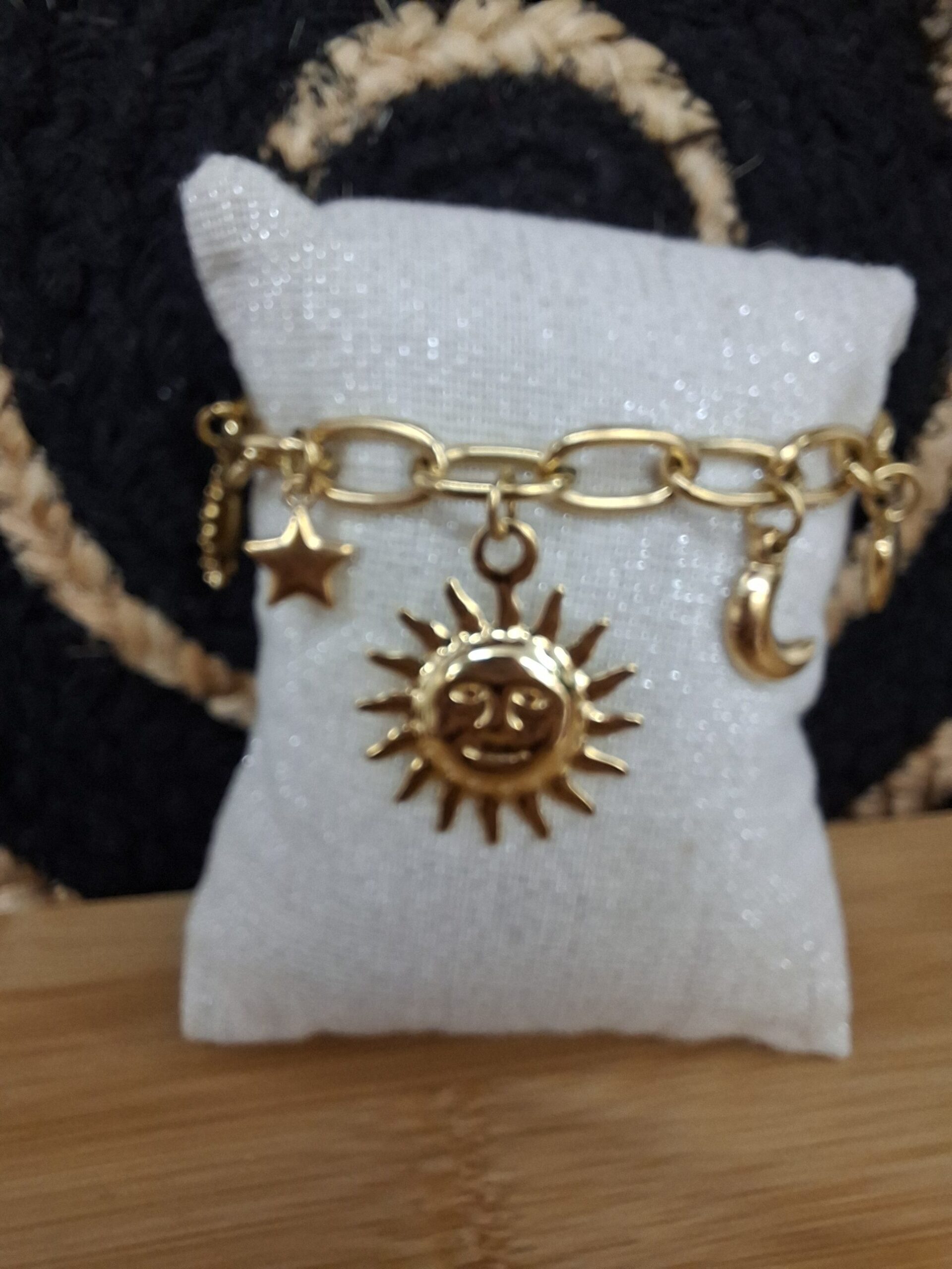 Bracelet doré Soleil 5 breloques - Acier Inoxydable